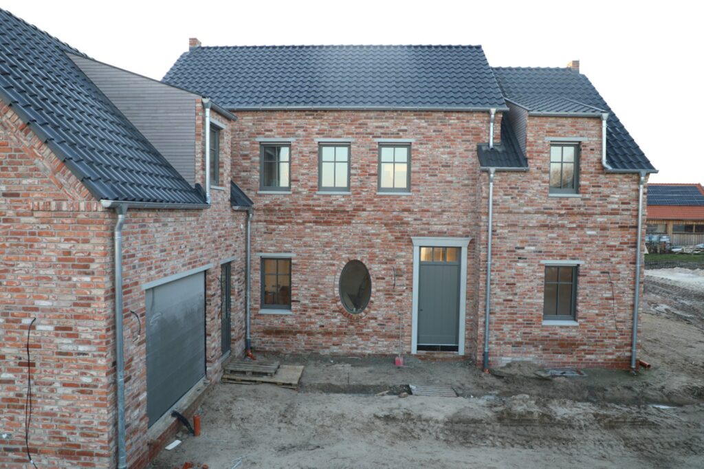 Bauarbeiter bei der Arbeit an einem Hochbau-Projekt in Vechta.