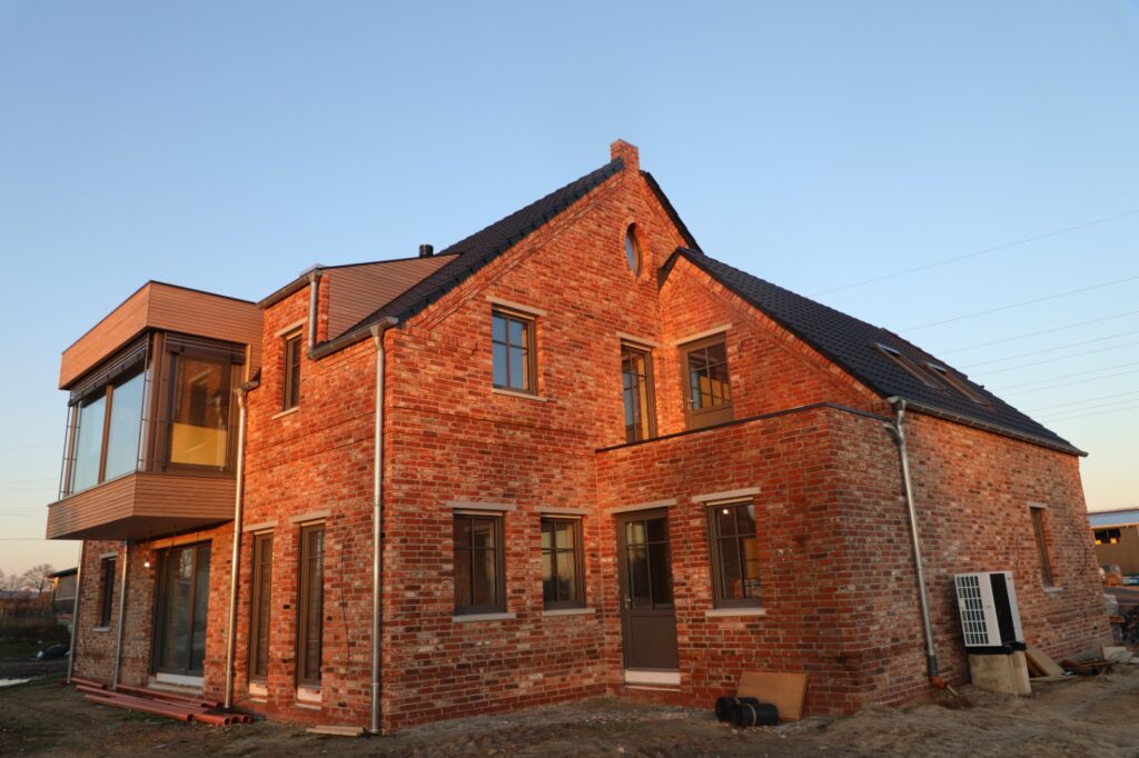 Moderner Neubau mit drei Etagen und Terrasse in Vechta.